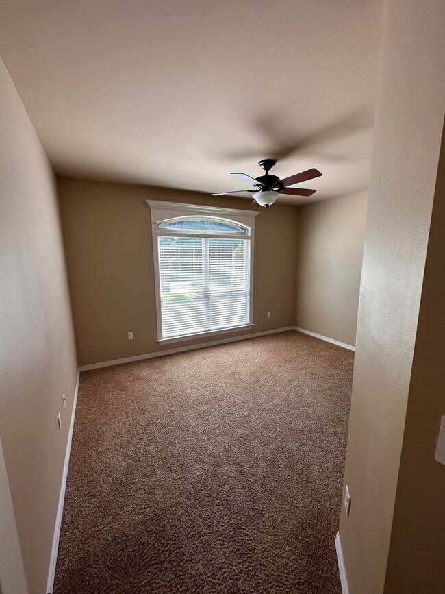 Building Photo - 1010 S Vancouver Ave