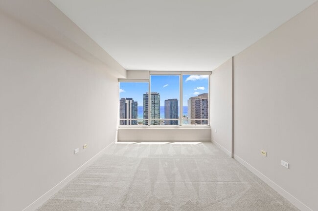 Building Photo - Convenient Urban Living!