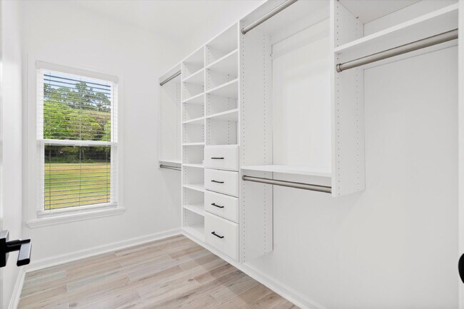 Building Photo - "Spacious 4-Bed Oasis with Guest Suite on Johns Island - Your Dream Home Awaits!"