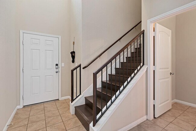 Building Photo - 516 E Slaughter Ln