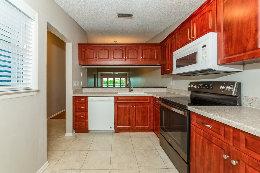 Building Photo - 825 Waterside Ln
