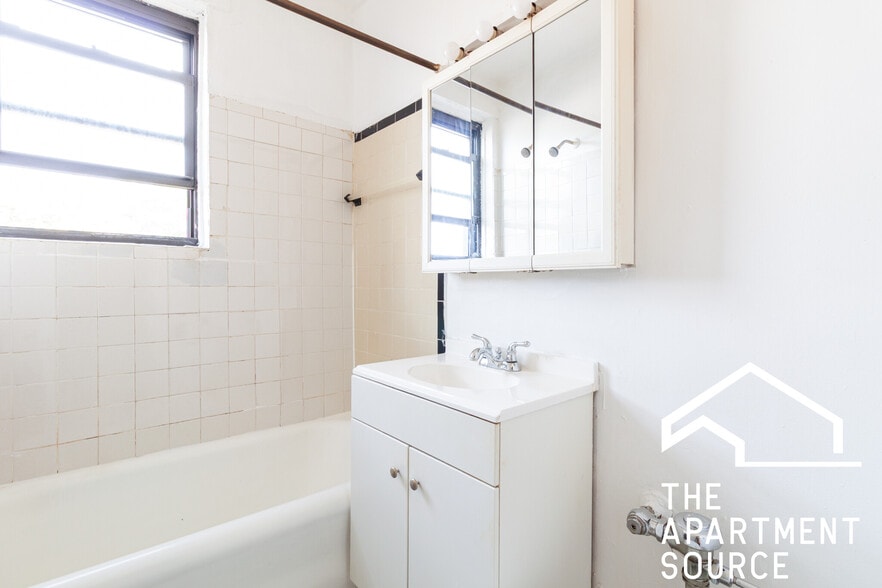 Building Photo - 717 W Belmont Ave