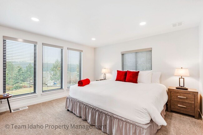 Building Photo - Fully furnished and stocked Single Level H...