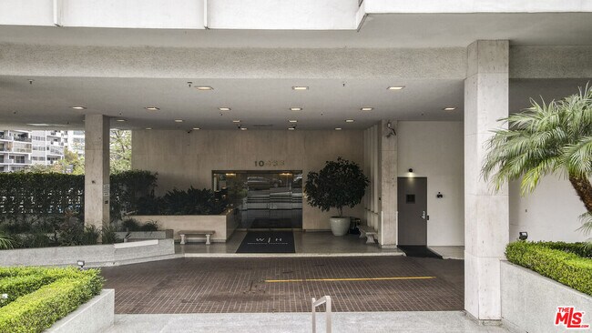 Building Photo - 10433 Wilshire Blvd