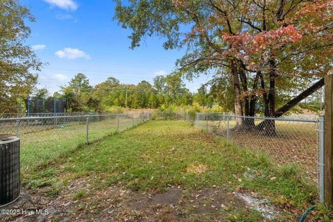 Building Photo - Updated Townhome In Hunters Creek