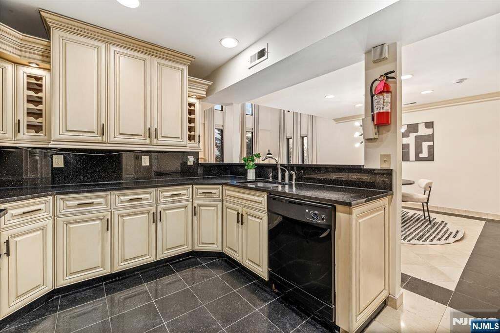 Building Photo - 750 Mainsail Ln