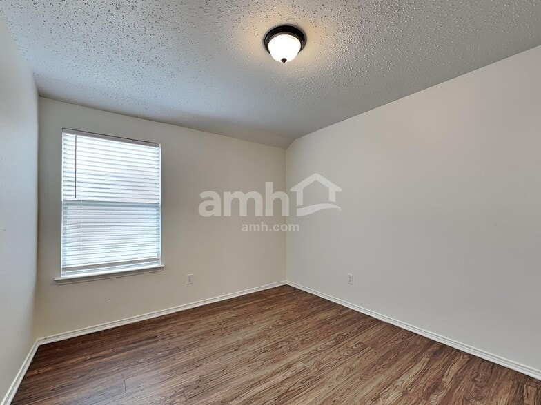 Building Photo - 2043 Wildwood Dr