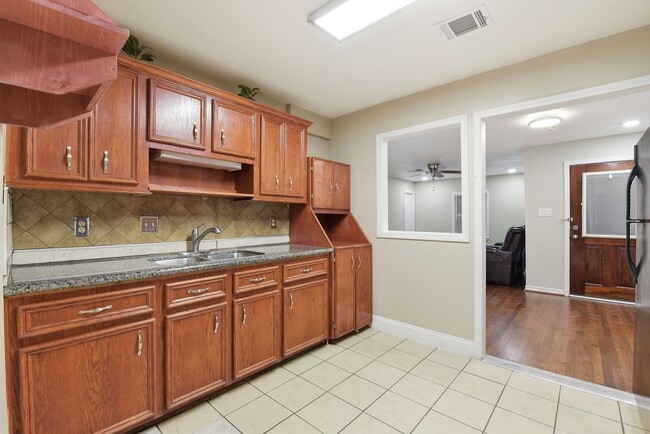 Building Photo - 506 Ogilvie St