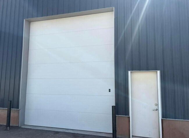 Building Photo - Fort Cedar Garage B5