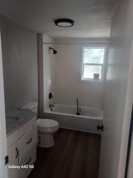 Bathroom - 835 W Wyeth St