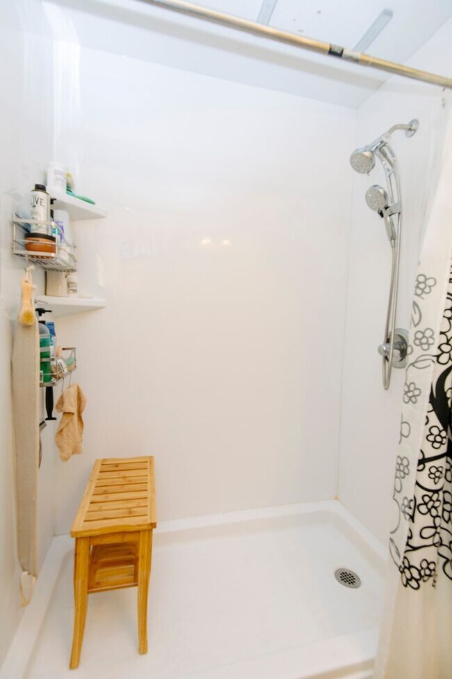 Building Photo - Cozy 3 bedroom home with spacious fenced backyard!