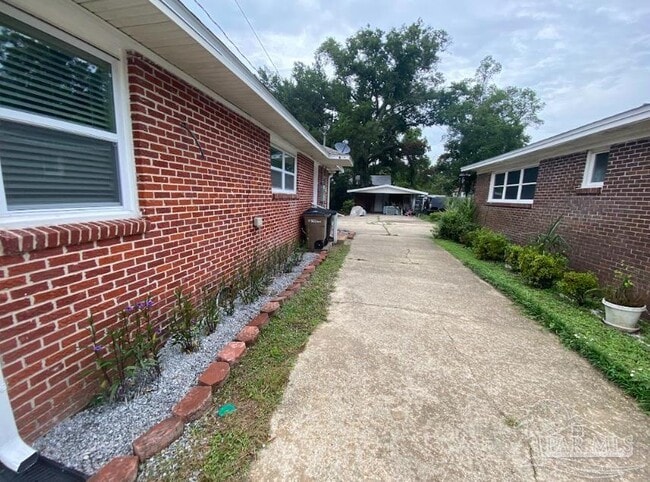 Building Photo - 814 W Gonzalez St