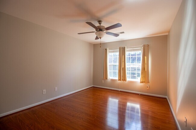 Building Photo - Welcome to this beautifully maintained 3-b...