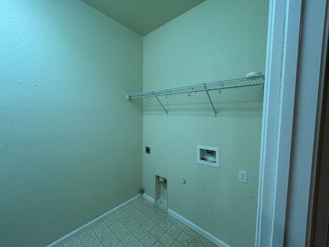 Building Photo - Desirable Location