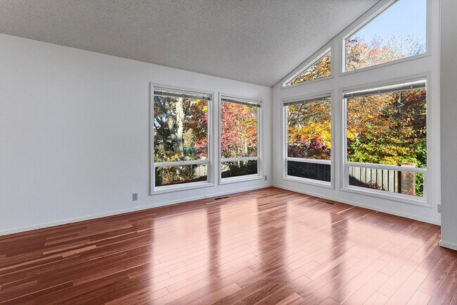 Building Photo - Spacious Home ! Huge living room, 2nd family room, kitchen nook and extra room off kitchen. Large...