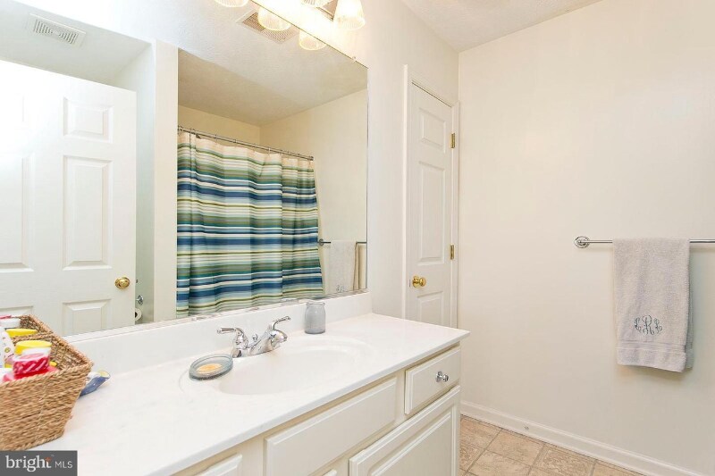 Building Photo - 2079 Honeysuckle Ln