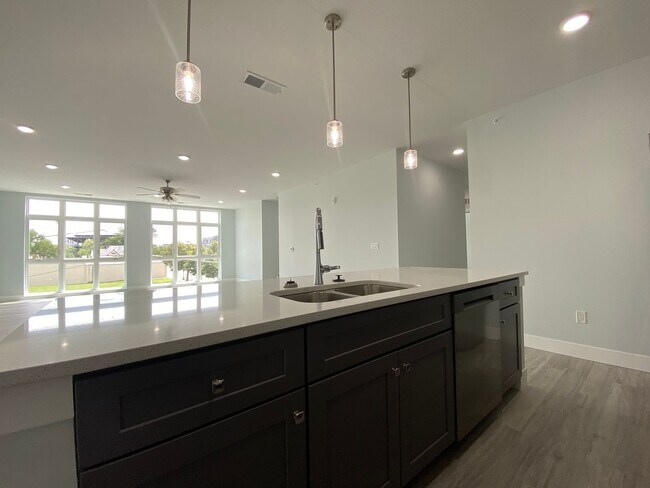 Building Photo - 132 E University Ave