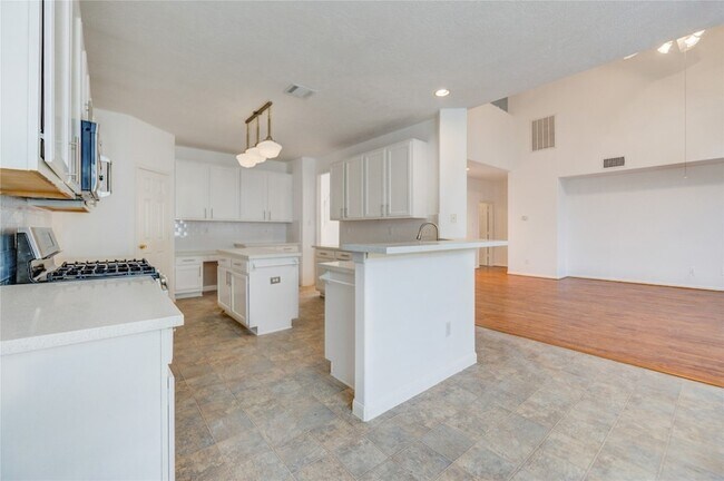 Building Photo - 16464 Beewood Glen Dr