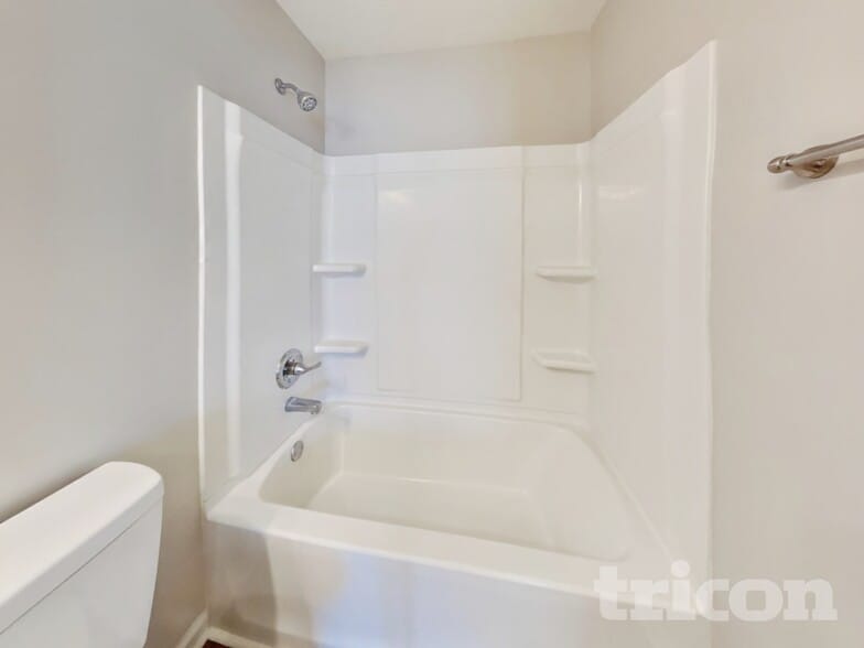 Building Photo - 1806 12 Oaks Dr