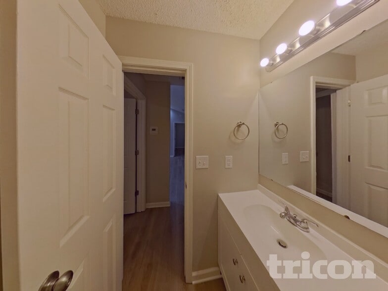 Building Photo - 140 Diamond Dr