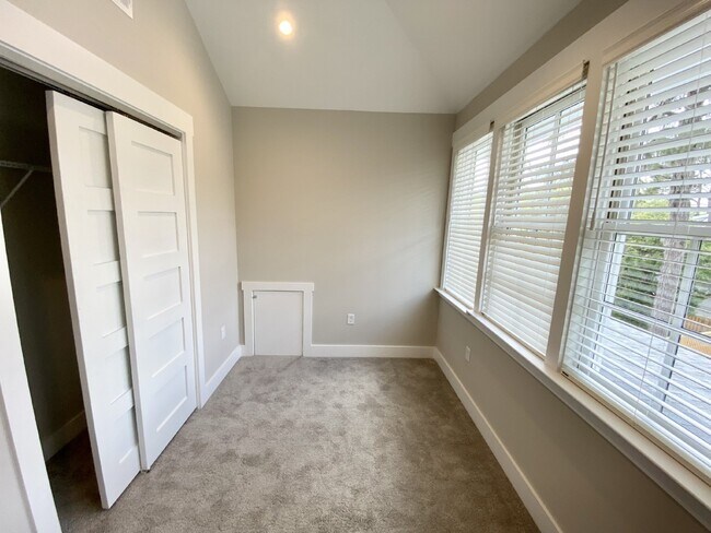 Building Photo - One Bedroom Apartment for Rent in the Heart of Old Town!