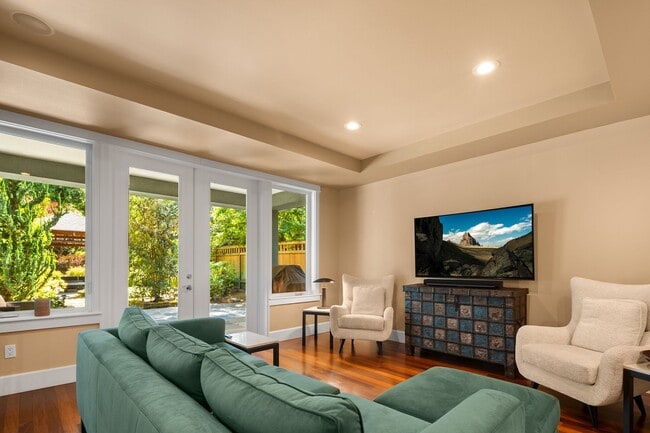 Building Photo - Exquisite Kirkland Estate - Lake Front Views