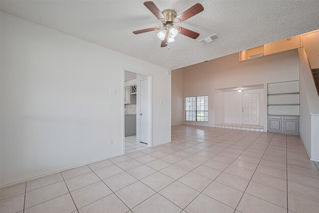 Building Photo - 2107 Creekshire Dr