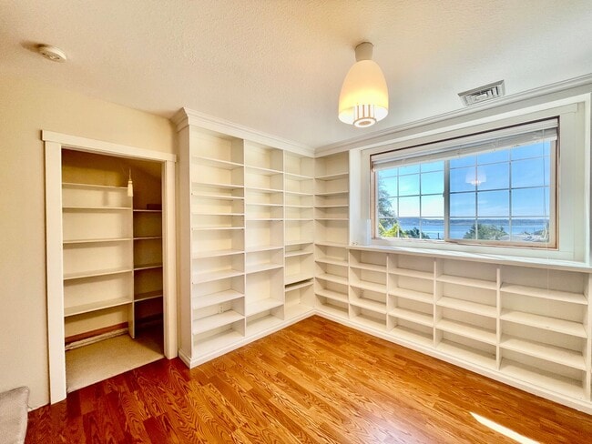 Building Photo - 3 Bedroom, 1 Bonus office/craft Room  and ...