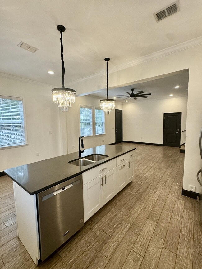 Building Photo - 331 N Trask St