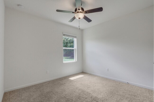 Building Photo - 2550 SE Rock Springs Dr