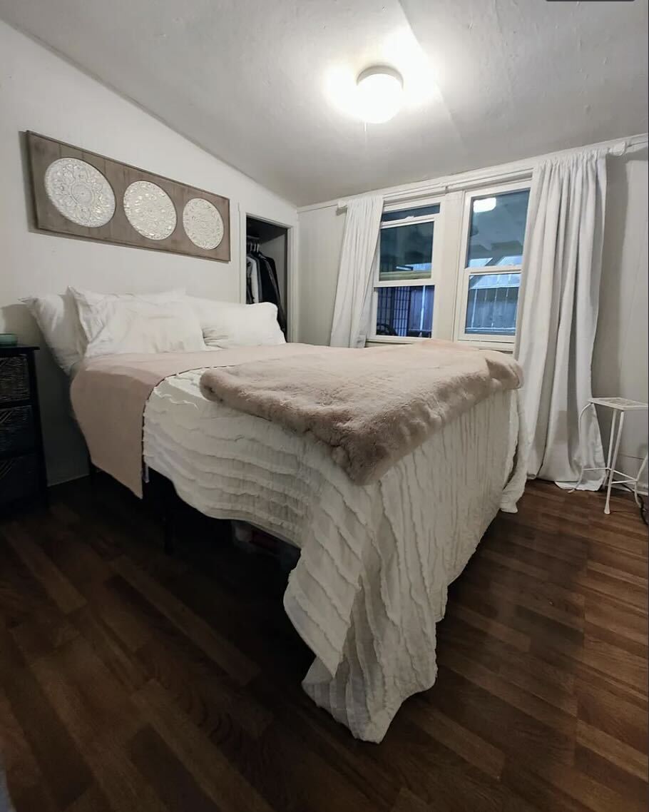 Bedroom 1 with furnishings - 385 Foresthill Ave