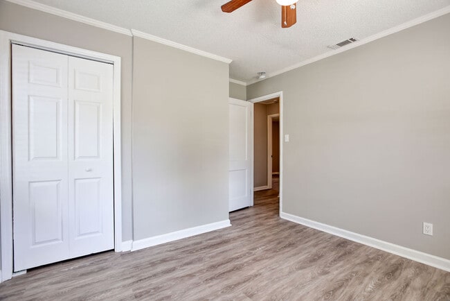 Building Photo - 2210 N Fernwood Dr
