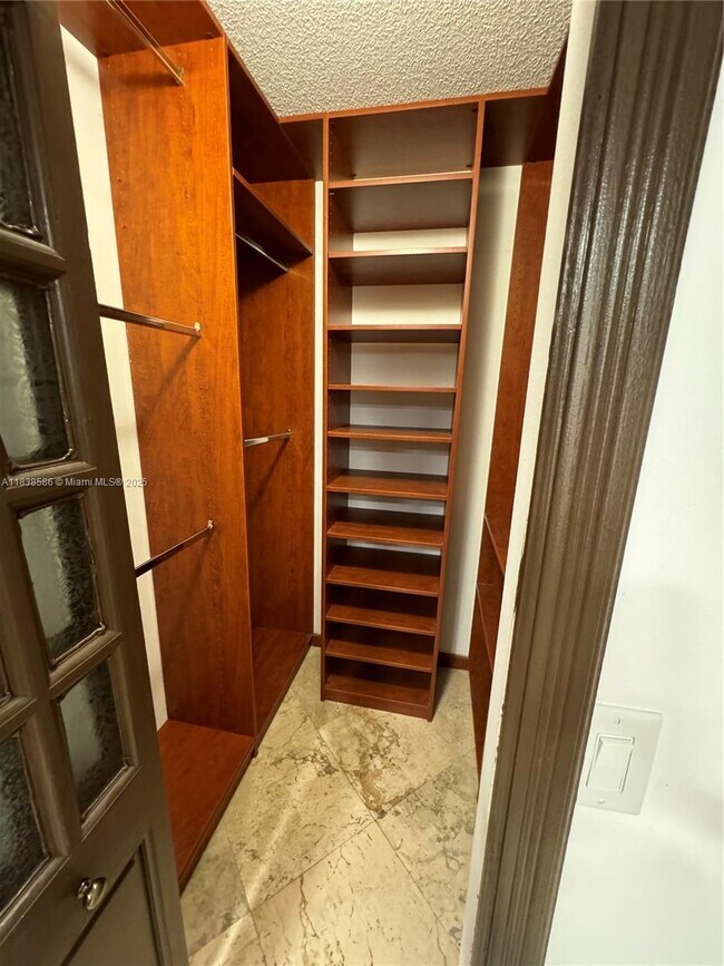 Building Photo - 520 Brickell Key Dr