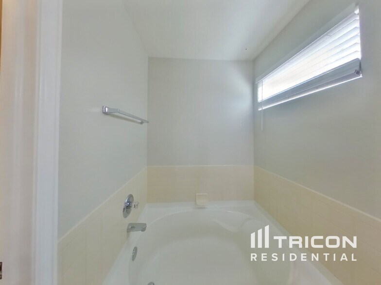 Building Photo - 1115 Legend Oak Dr