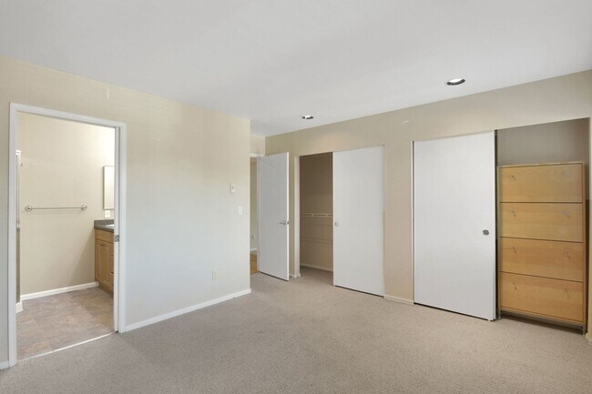 Building Photo - Your Sun-Drenched Redmond Retreat Awaits!