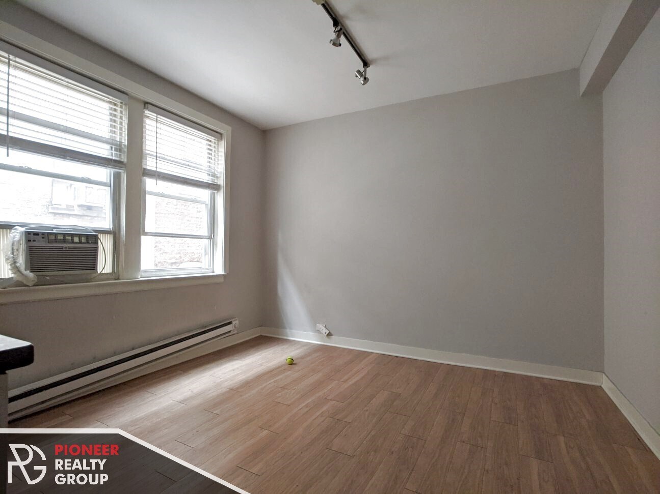 Building Photo - 517 W Belmont Ave