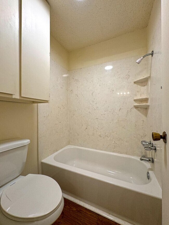 Building Photo - 4321 Lakeshore Villa Dr