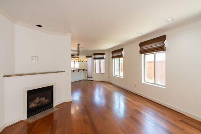 Building Photo - 3 Bedroom Townhome in Crown Point – Pacific Beach