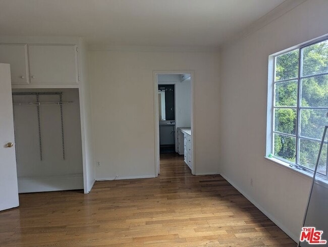 Building Photo - 1323 N Olive Dr