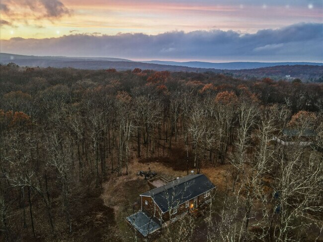 Building Photo - 255 Hillary Dr W