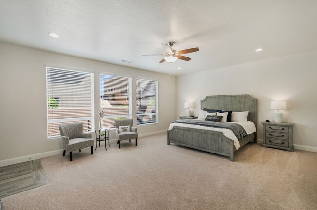 Building Photo - Luxurous 4 Bedroom Golf Course Home