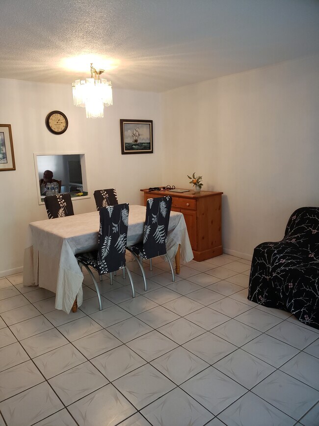 living - 300 NE 14th Ave