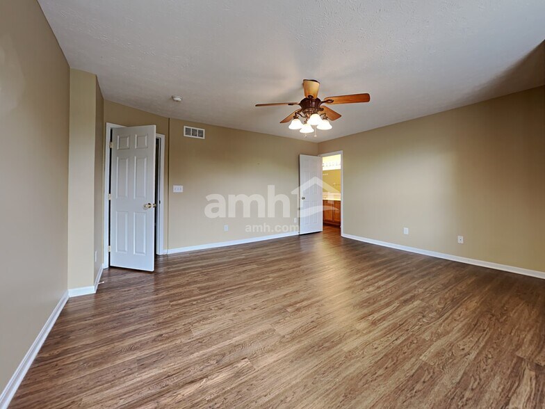 Building Photo - 180 Regency Sq