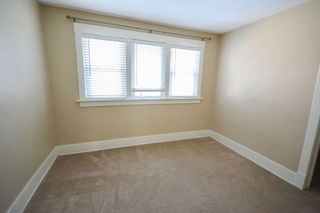 Building Photo - Lovely home in the heart of Kutzky Park!