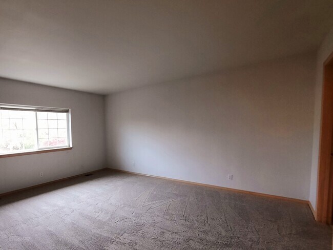 Building Photo - 860 SE Sentry Dr