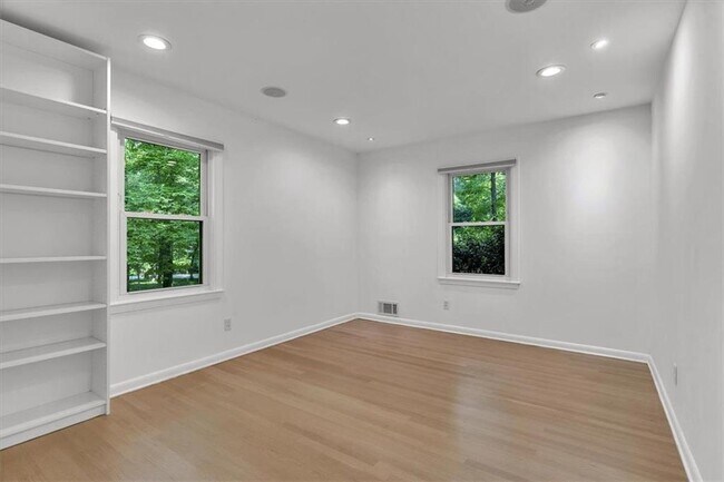 Building Photo - 2605 McKinnon Dr