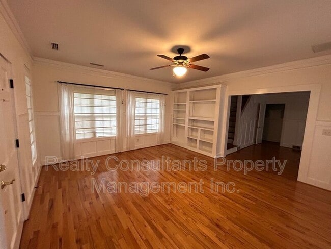Building Photo - 2461 Lyndhurst Ave