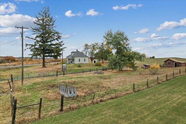 Building Photo - Charming Farmhouse in Fairfield
