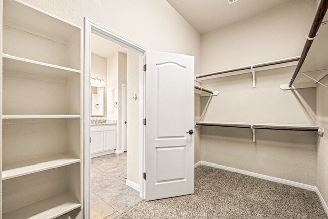 Building Photo - 4 BEDROOM FOR RENT- SEPARATE LIVING AREA - OFFICE