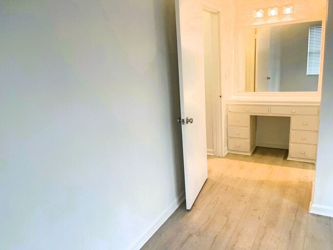 Building Photo - Updated 1 Bedroom 1 Bath Condo - Steps fro...